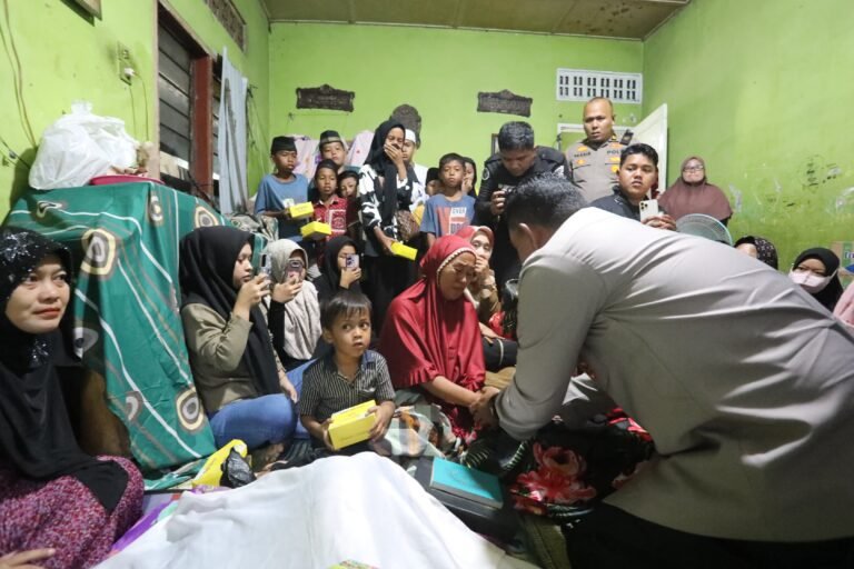 Kapolda Sumut Melayat ke Rumah Duka Korban Tawuran di Belawan, Sampaikan Belasungkawa Mendalam