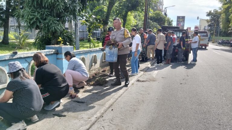 Polsek Siantar Selatan Ajak Masyarakat Gotong Royong di Lingkungan Bersama Forkopimca