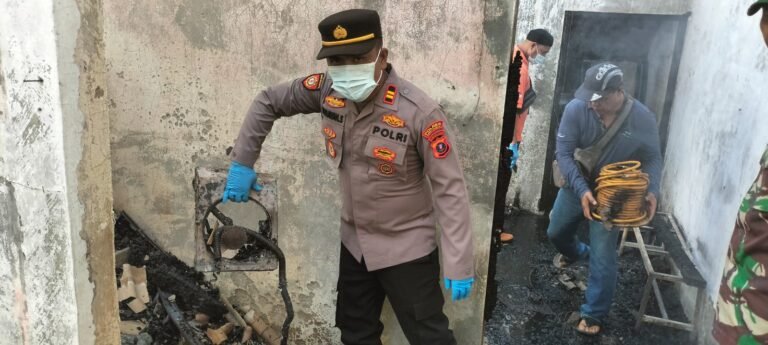 Polsek Serbelawan Respon Cepat Tangani Kebakaran Hanguskan 3 Unit Rumah di Simpang Sinaksak