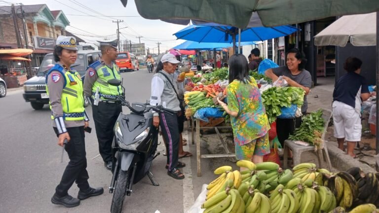 Sat Lantas Polres Pematang Siantar Berikan Sosialiasi Tertib Berlalulintas di Pasar Pagi Jalan D.I Panjaitan