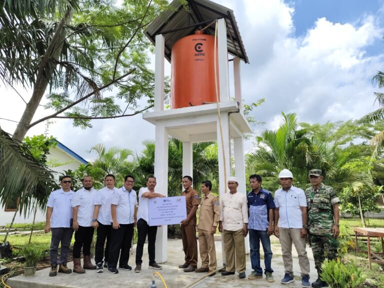 PTPN IV Regional II Unit Kebun Ajamu Salurkan Program Bantuan Air Bersih Untuk Warga Desa Perkebunan Ajamu