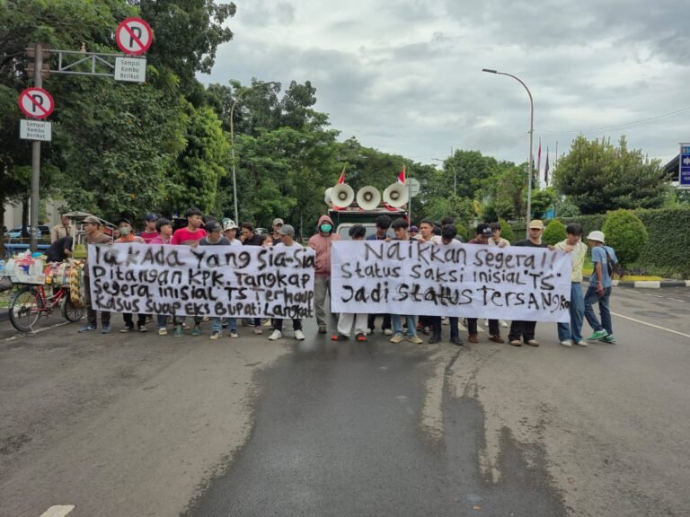 Tak Ada Yang Bisa Lolos Dari KPK, Massa Aksi Minta Tetapkan Segera Saksi Inisial TS Jadi Tersangka