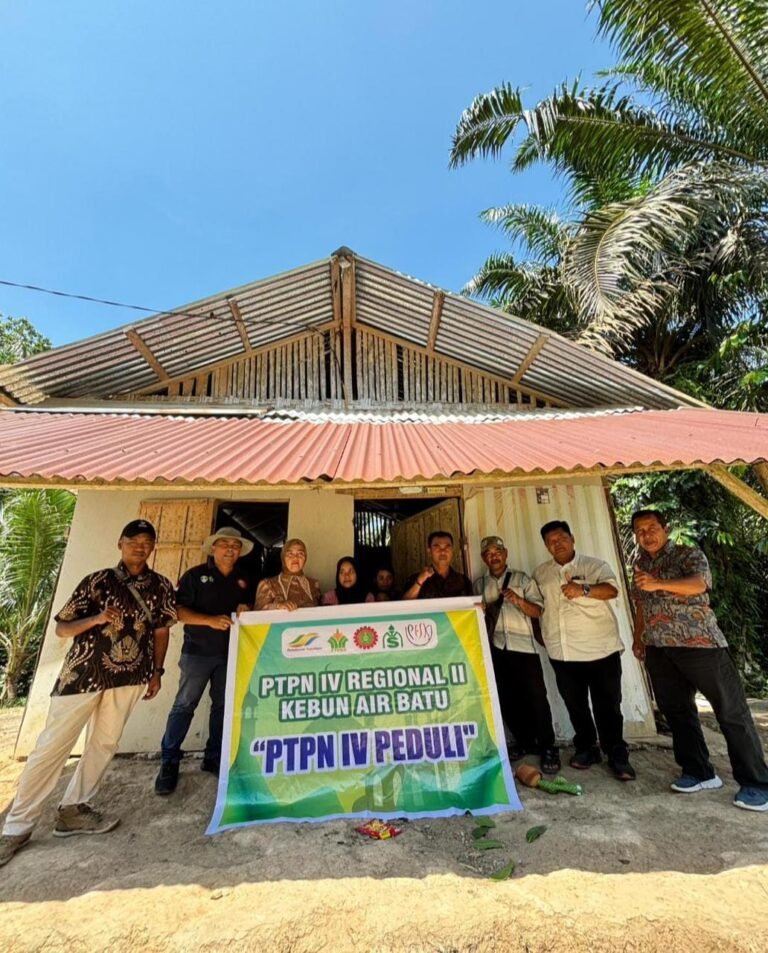 PTPN IV REGIONAL II KEBUN AIR BATU SERAHKAN 33 PAKET SEMBAKO DI DESA SIDOMULYO, KEC. TINGGI RAJA, ASAHAN, SUMUT.