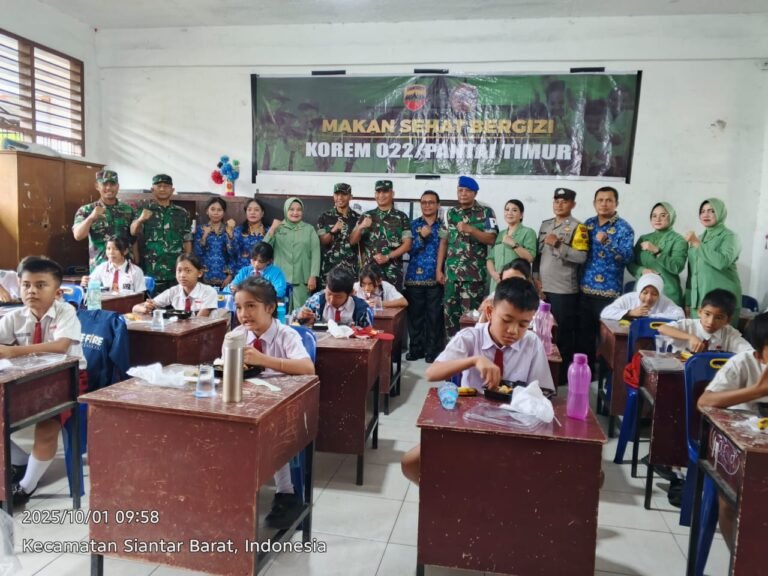 Polsek Siantar Barat Hadiri Pemberian Makanan Bergizi Gratis di SD Negeri 12232 Jalan Sudirman