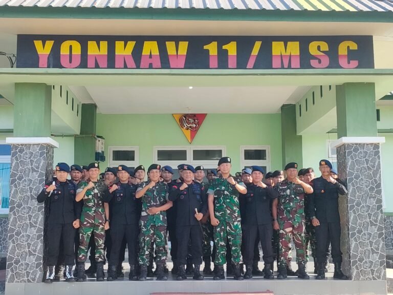 Sinergi TNI-Polri, Brimob Aceh Sambangi Yonkav 11/MSC Beri Kejutan HUT TNI ke 80