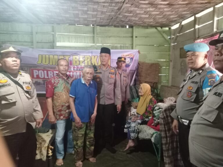 Jumat Berkah, Kapolsek Tanah Jawa Bersama Jajaran Salurkan Sembako ke Warga Miskin Ekstrem di Bah Jambi II