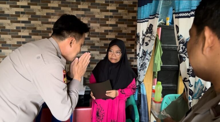 Kapolres Binjai Tiba di Rumah Duka Alm Bripka Taufik Berikan Santunan