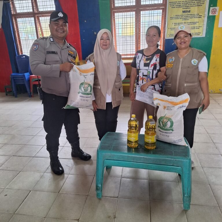 Bhabinkamtibmas Polsek Siantar Marihat Monitoring Penyaluran Bantuan CPP di Kantor Lurah Simarimbun