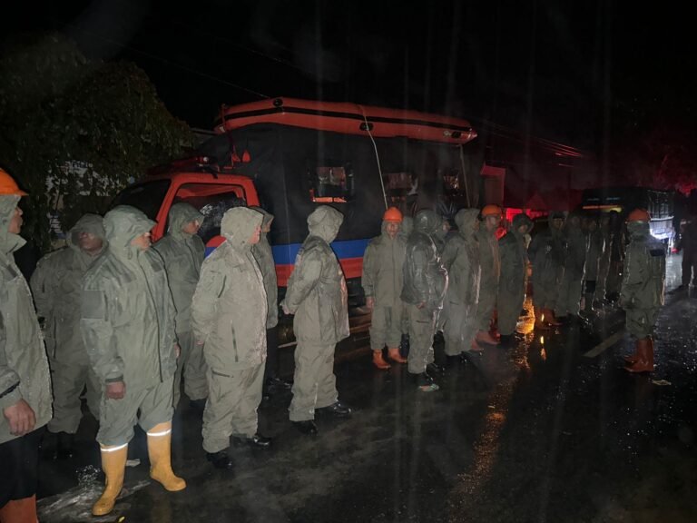 Brimob Polda Sumut Evakuasi Warga Terjebak Banjir di Desa Bukit Mas Langkat