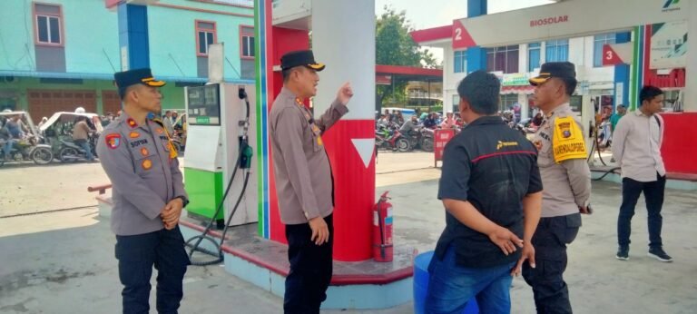 Kapolres Binjai Cek Langsung Lokasi SPBU Serta Bagikan Air Mineral Kepada Masyarakat Yang Sedang Antri BBM