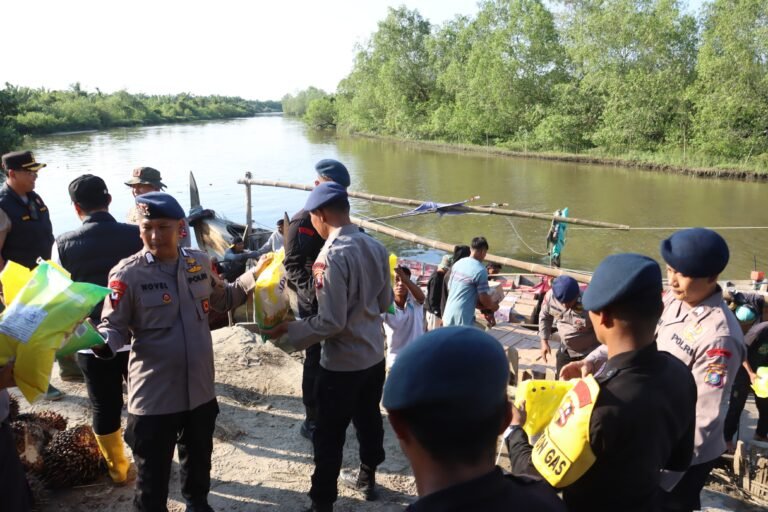 Polres Langkat Distribusikan Bantuan Sosial dari Kapolda Sumut untuk Korban Banjir di Kabupaten Langkat
