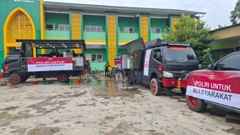 Polri Hadir Untuk Meringankan Beban Warga Terdampak Banjir di Tanjung Pura