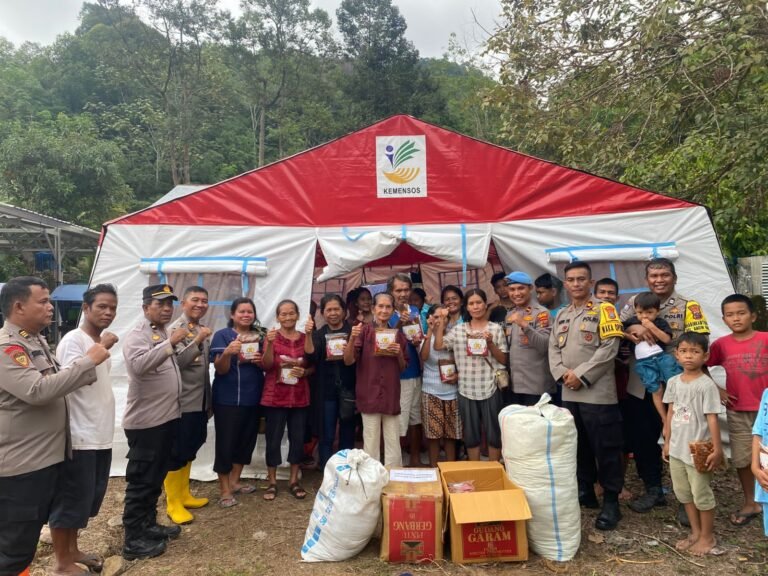 Polres Sibolga Salurkan Bantuan Sosial Bagi Korban Banjir Dan Tanah Longsor