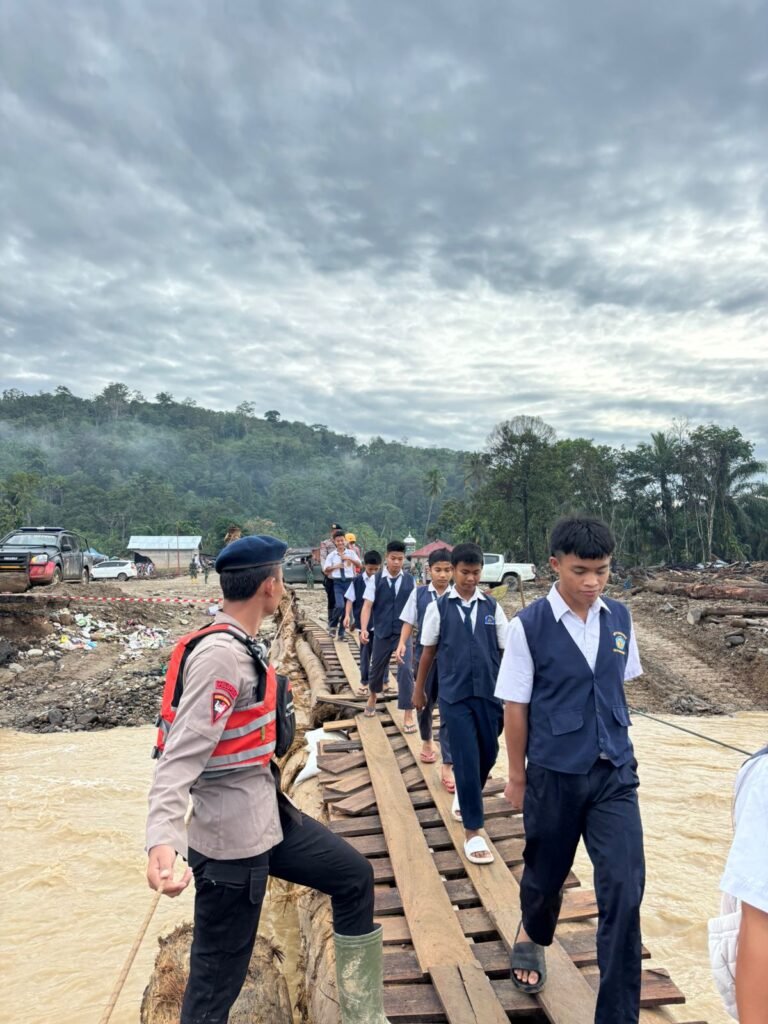 Kepedulian Nyata Pascabencana, Brimob Polda Sumut Antar-Jemput Anak-Anak Sekolah di Garoga