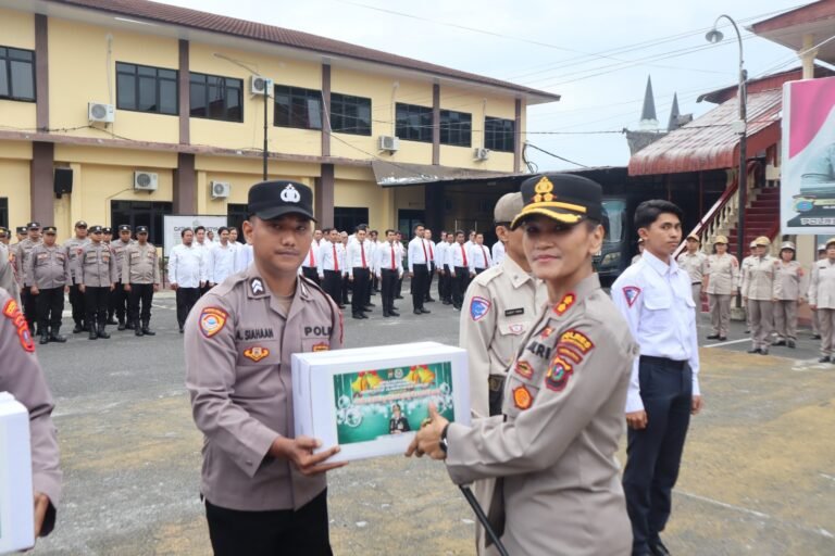 Kapolres Pematang Siantar Pimpin Apel Jam Pimpinan Dirangkai Dengan Pemberian Bingkisan Natal Kepada Personil