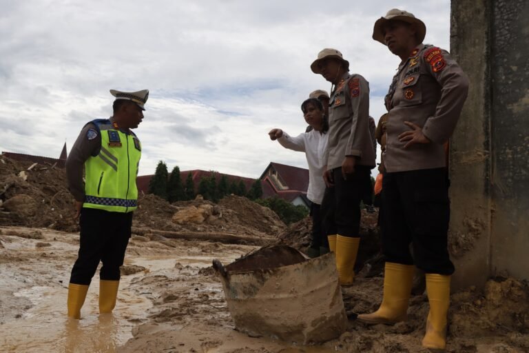 Polwan Tapteng Lupakan Selamatkan Harta Demi Evakuasi Tetangga Dari Longsor