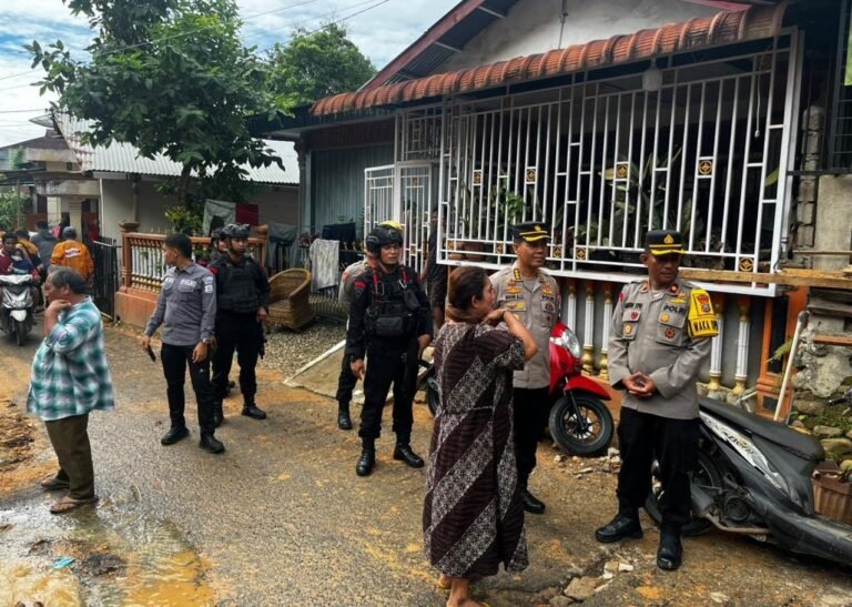 Kabag Astamaops Mabes Polri Tinjau Lokasi Longsor dan Salurkan Bansos di Kota Sibolga