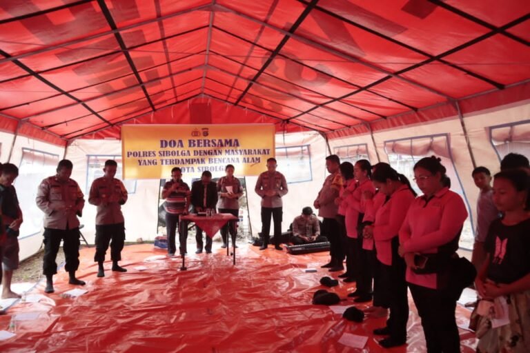 Doa Dan Kepedulian di Pengungsian, Polres Sibolga Salurkan Bansos Untuk Korban Banjir Dan Longsor