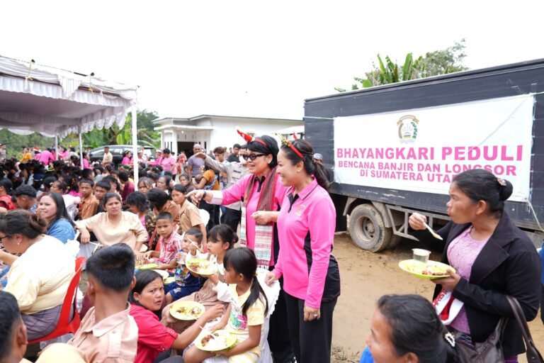 Dalam Doa Dan Kasih, Kapolda Sumut Merayakan Natal Bersama Warga Terdampak Bencana di Adiankoting