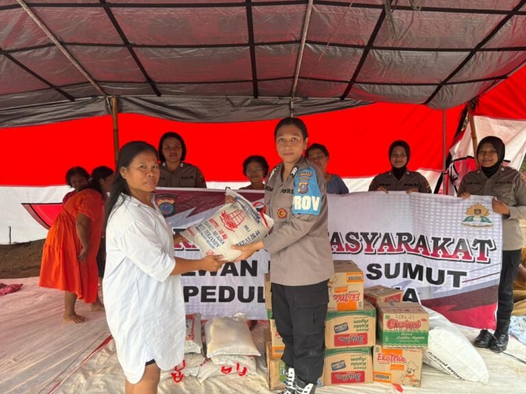 Polwan Polres Sibolga Salurkan Bansos Untuk Korban Longsor, Hadir Ringankan Beban Warga