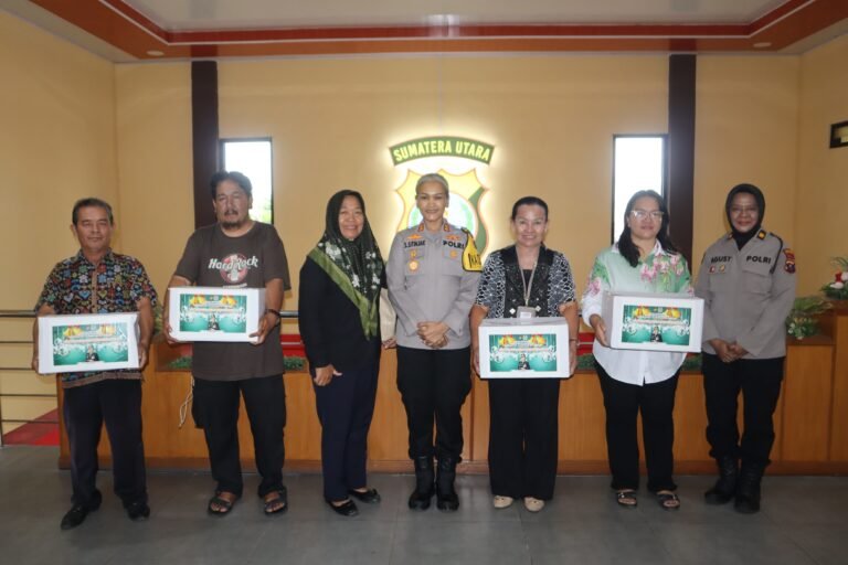 Kapolres Pematang Siantar Serahkan Bingkisan Kepada Wartawan Unit Yang Rayakan Natal 2025