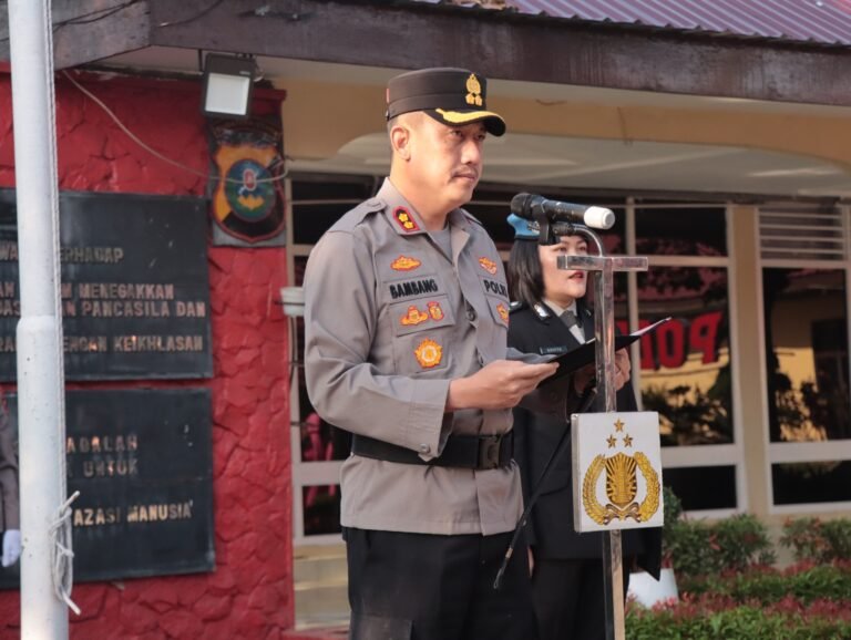 Kapolres Binjai Berikan Bingkisan Natal 2025 Kepada Personil Dan Wartawan