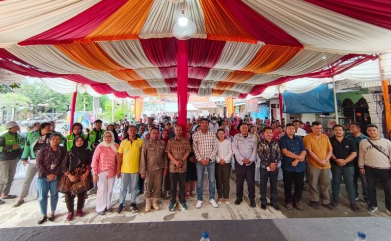 Warga Medan Tuntungan Curhat Soal Jalan Rusak Dan Bansos ke Eko Afrianta Sitepu