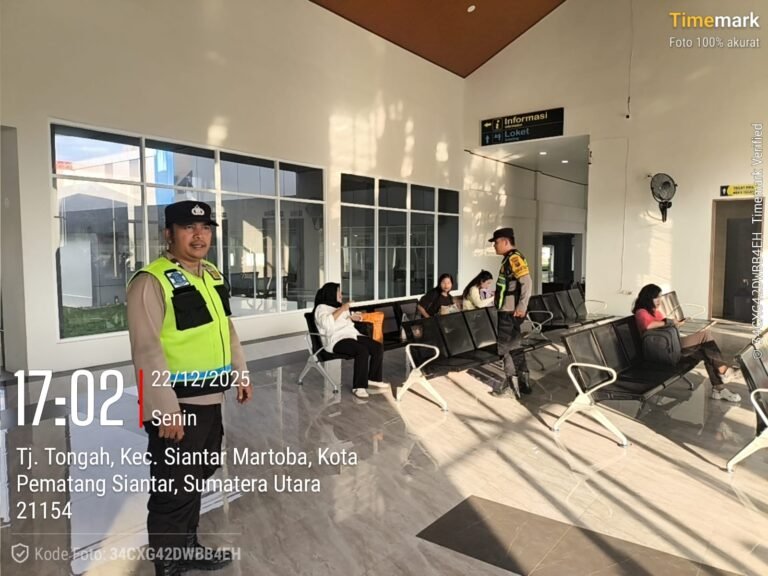 Bhabinkamtibmas Polsek Siantar Martoba Rutin Patroli di Terminal Tanjung Pinggir