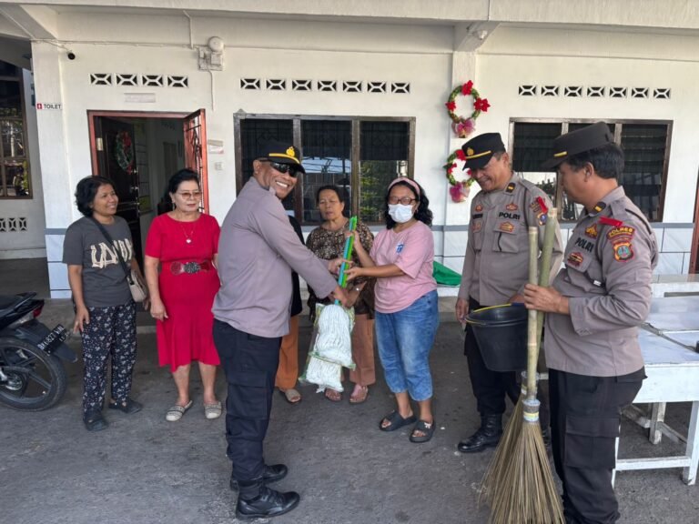 Sambut Nataru, Kapolsek Siantar Selatan Berikan Bansos