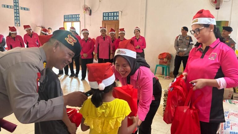 Brimob Polda Sumut Berbagi Kasih Natal Bagi Korban Bencana di Tapanuli Utara