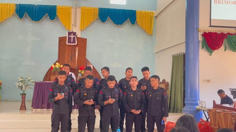 Polda Sumut Bersihkan Gereja HKBP Hutanabolon Dan Ikut Ibadah Natal Bersama Warga