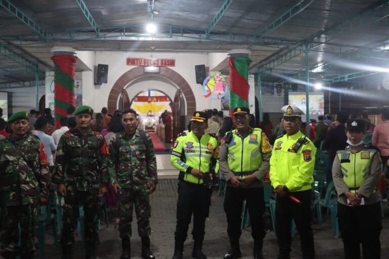 Wakapolres Pematang Siantar Pimpin Patroli Pengamanan Gereja Malam Natal 2025