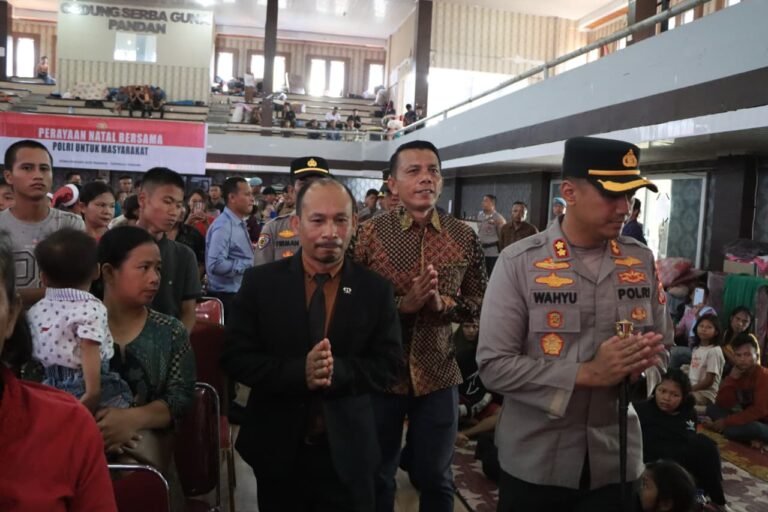 Polres Tapteng Rayakan Natal 2025 Bersama Pengungsi Korban Bencana di GOR Pandan