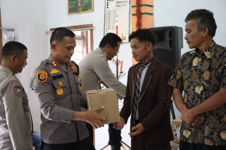 Rayakan Natal di Tengah Bencana, Polri Hadir Menguatkan Warga Adiankoting