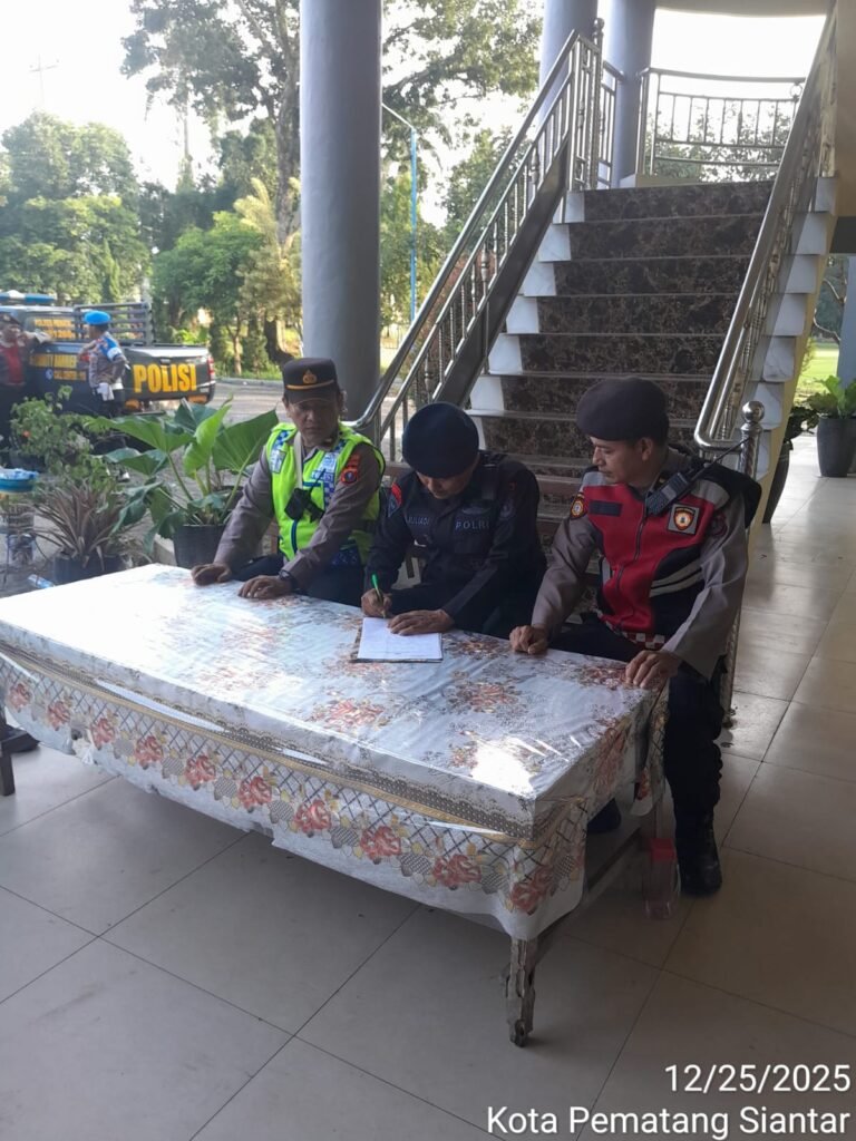 Polres Pematang Siantar Bersama Sat Brimob Sterilisasi Gereja Jelang Ibadah Natal 2025