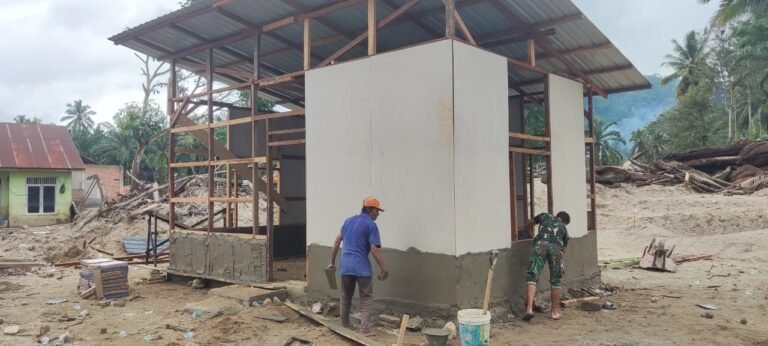 Brimob Polda Sumut Bersama Warga Percepat Pembangunan Hunian Sementara Korban Banjir di Tapsel