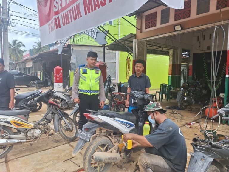 Pulihkan Aktivitas Warga Pascabencana, Kapolres Tapanuli Tengah Gelar Servis Motor Gratis