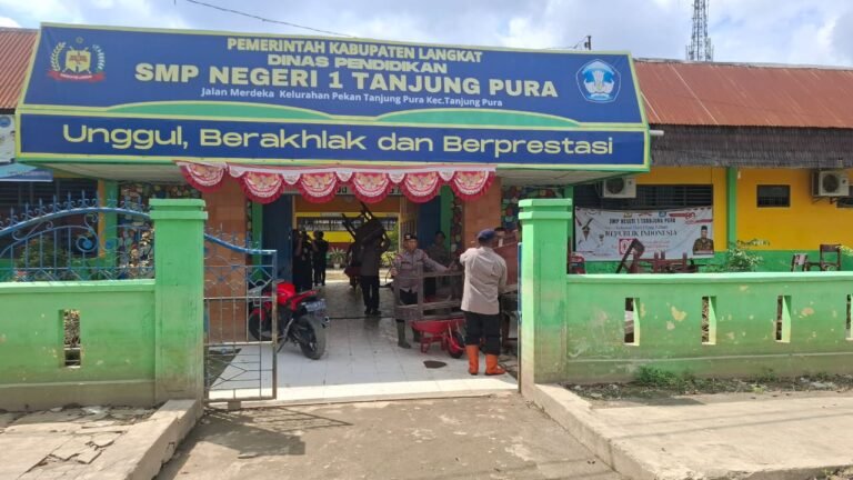 Brimob Polda Sumut Turun Tangan Bersihkan SMP Negeri 1 Tanjung Pura Pasca Banjir