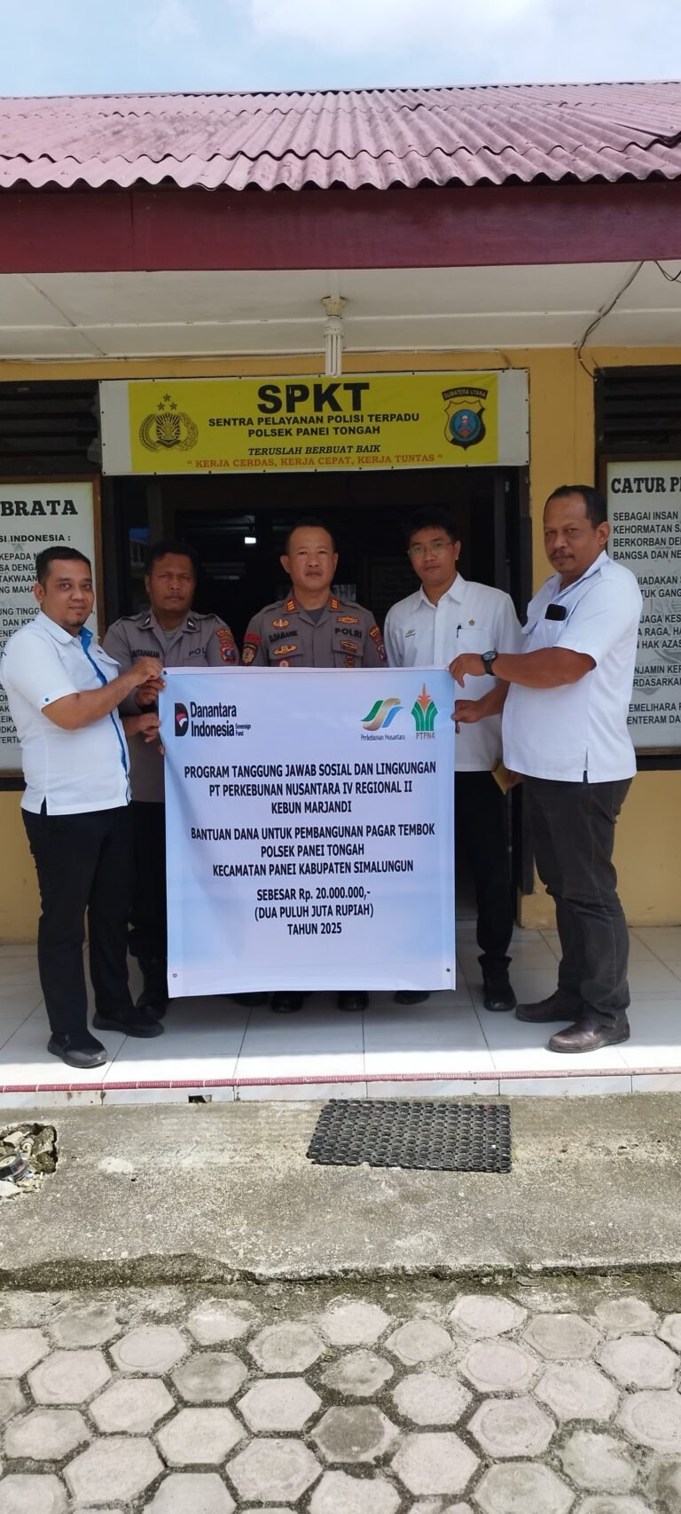 Kebun Marjandi Serahkan Bantuan TJSL Kepada Polsek Panei Tongah