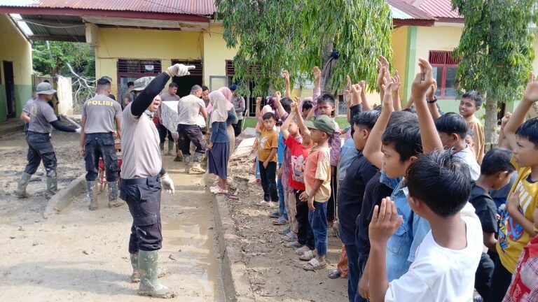 Brimob Aceh Ops Aman Nusa II Bersihkan Sekolah SD Sekaligus Berikan Trauma Healing Anak-anak