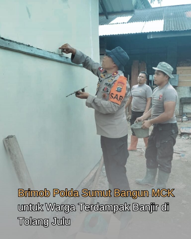 Brimob Polda Sumut Bangun MCK Untuk Warga Terdampak Banjir di Tolang Julu
