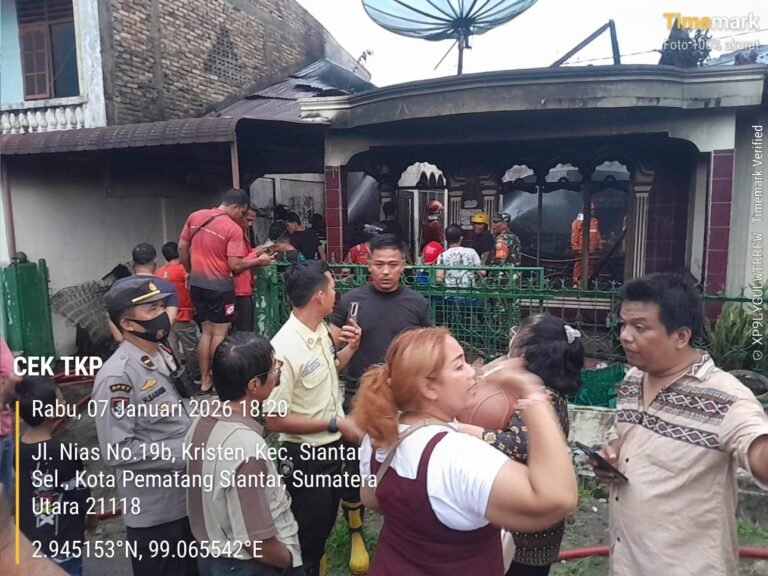 Kebakaran Satu Unit Rumah, Kapolsek Siantar Selatan Cek TKP di Jalan Nias