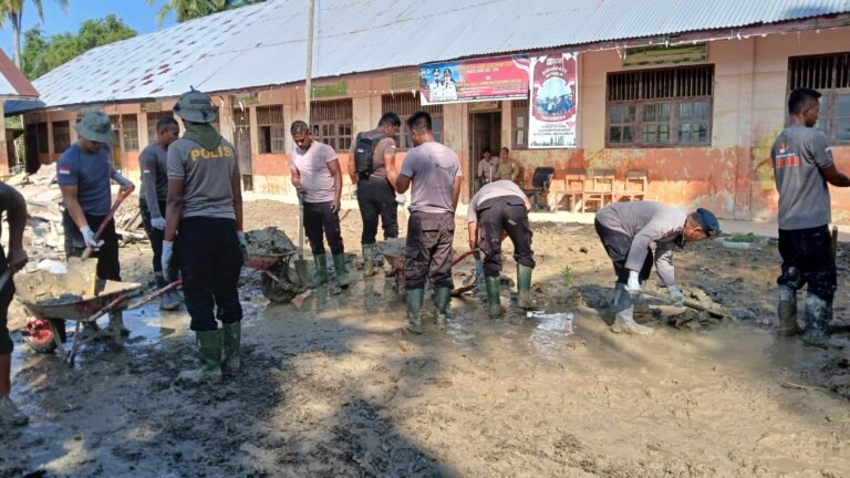 *Sekian Lama Terlantar Pasca Banjir, Brimob Aceh Turun Tangan Bersihkan Sekolah Para Penghuni Surga