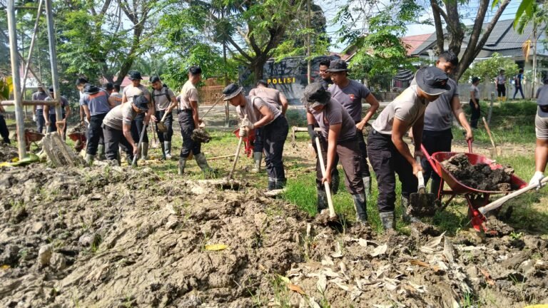 Kolaborasi Brimob Aceh Dan Brimob Banten Bersihkan Pesantren di Aceh Utara