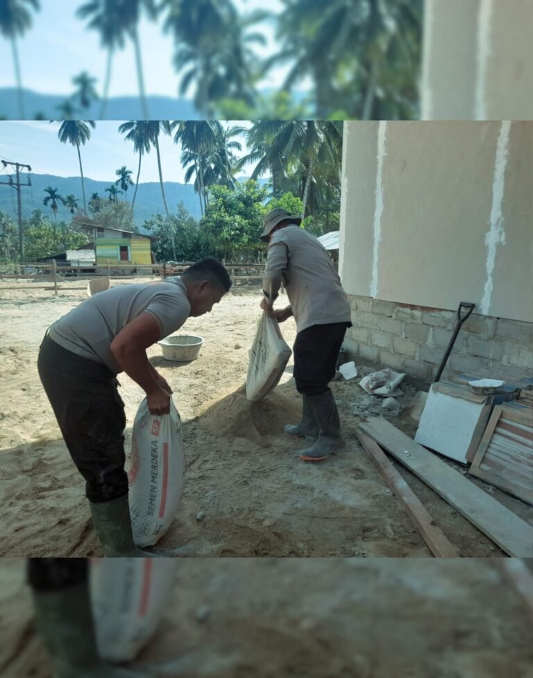 Bersama Warga Bangkit Pasca Banjir, Brimob Lanjutkan Pembangunan Hunian Sementara
