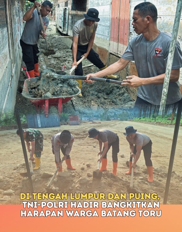 Ditengah Lumpur Dan Puing, Brimob-TNI/Polri Hadir Bangkitkan Harapan Warga Batang Toru