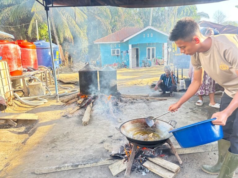 Sediakan Dapur Lapangan Hingga Bersihkan Rumah Warga, Polda Sumut Terus Hadir Pasca Bencana Batang Toru