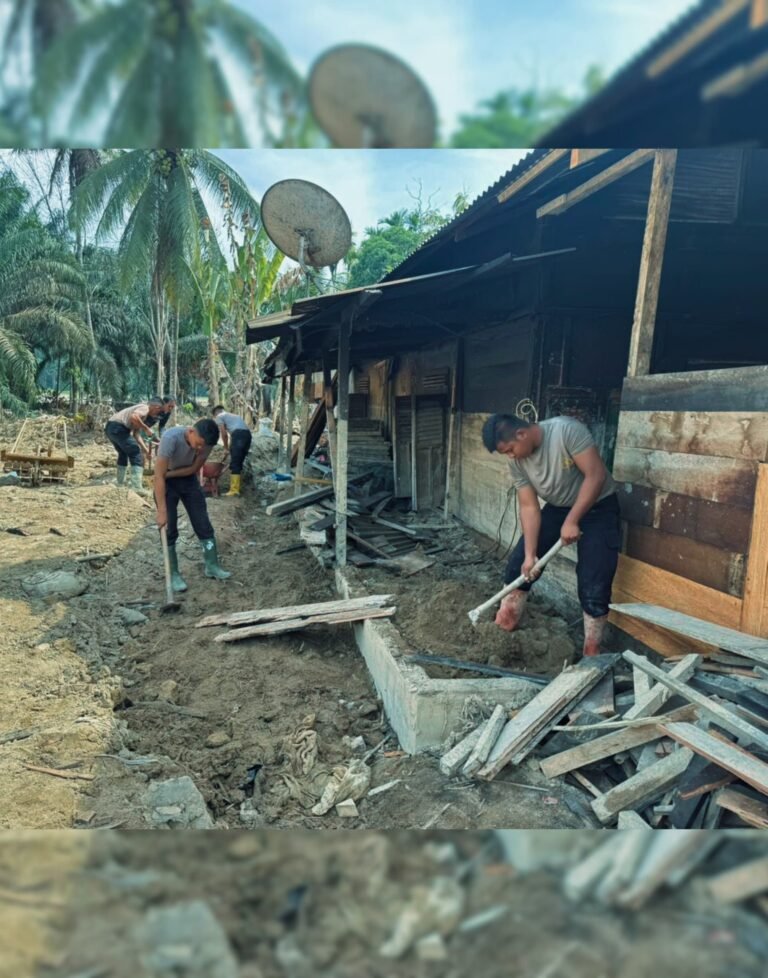 Masih Bertahan Hingga Kini, Polda Sumut Bantu Warga Bersihkan Rumah Dari Lumpur Secara Bertahap