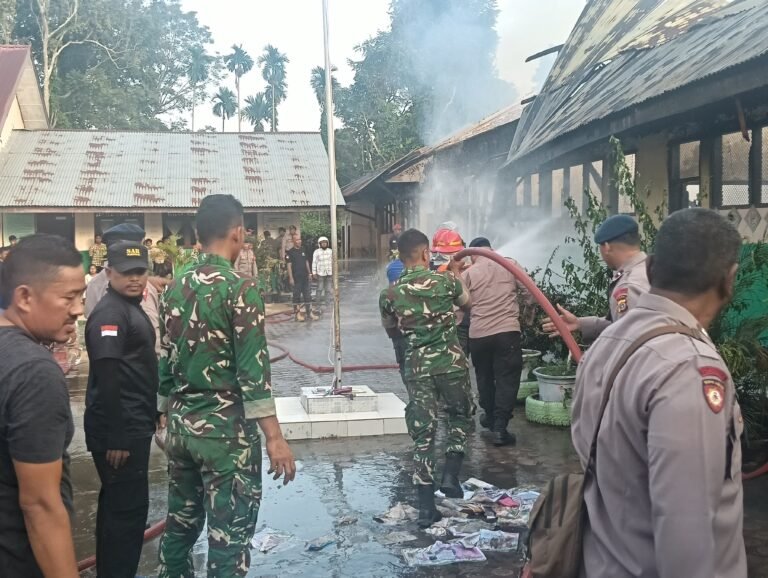 Quick Response, Brimob Aceh Bersama Damkar, TNI/Polri Padamkan Kebakaran SD Negeri 05 Kutamakmur