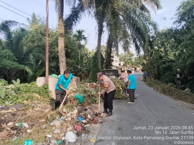 Bhabinkamtibmas Polsek Siantar Martoba Gotong Royong Massal di Jalan Pisang Kipas